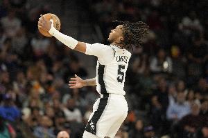 手感不佳！卡斯尔半场12投仅3中拿到7分5板 三分2中0