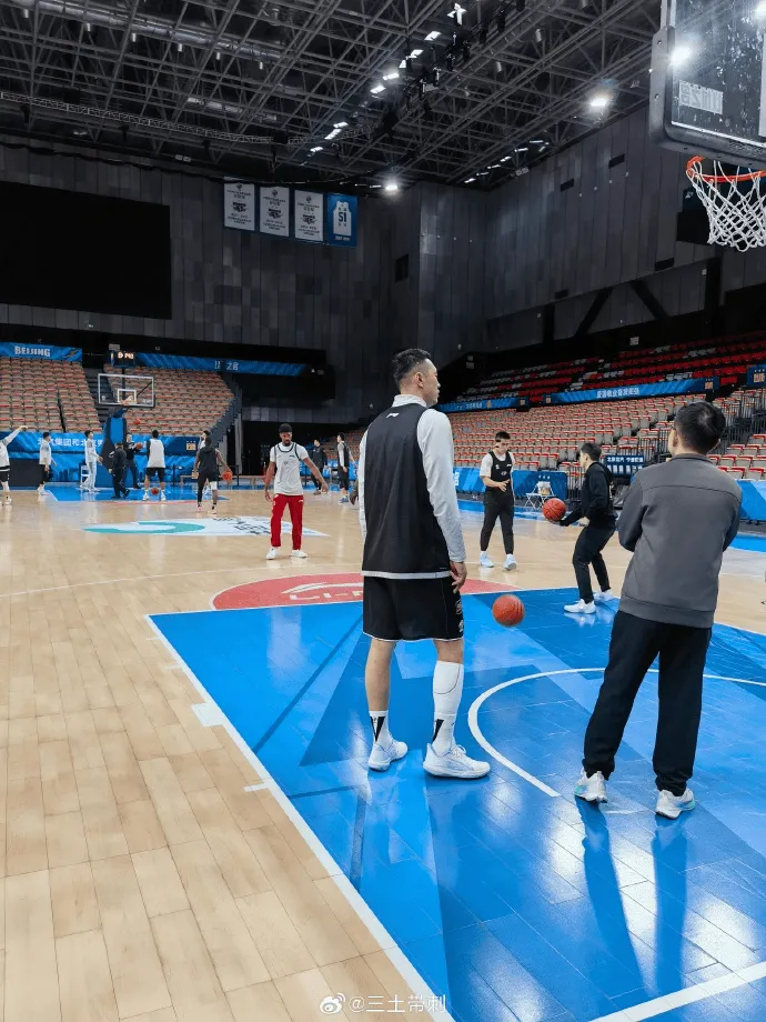 媒体人谈北京男篮队内伤病情况：翟晓川也拉伤了